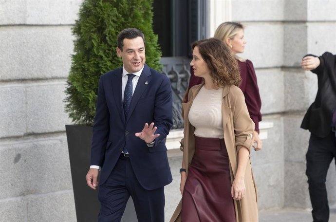 El presidente de la Junta de Andalucía, Juanma Moreno, y la presidenta de la Comunidad de Madrid y presidenta del PP de Madrid, Isabel Díaz Ayuso