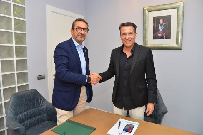 El delegado territorial de Economía, Hacienda, Fondos Europeos y de Industria, Energía y Minas en Málaga, Carlos García, y el alcalde de Torrox, Óscar Medina, durante la firma de un acuerdo