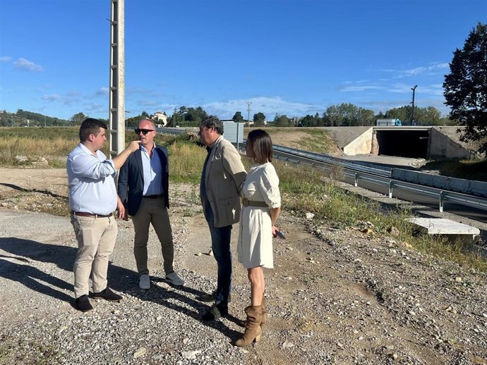 El diputado y senador autonómico Íñigo Fernández, el portavoz del PP de Torrelavega, Miguel Ángel Vargas, y los concejales Enrique Gómez Zamanillo y Lucía Montes, junto a las obras del nudo de autovías