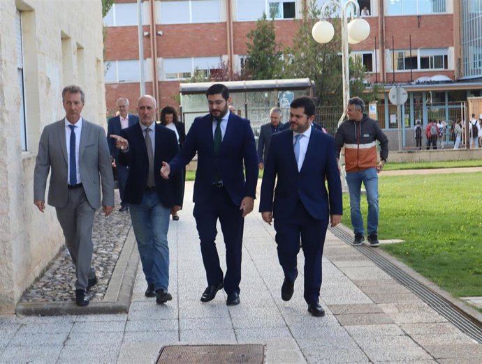 El vicepresidente primero y consejero de Despoblación, Alejandro Nolasco, visita el campus turolense