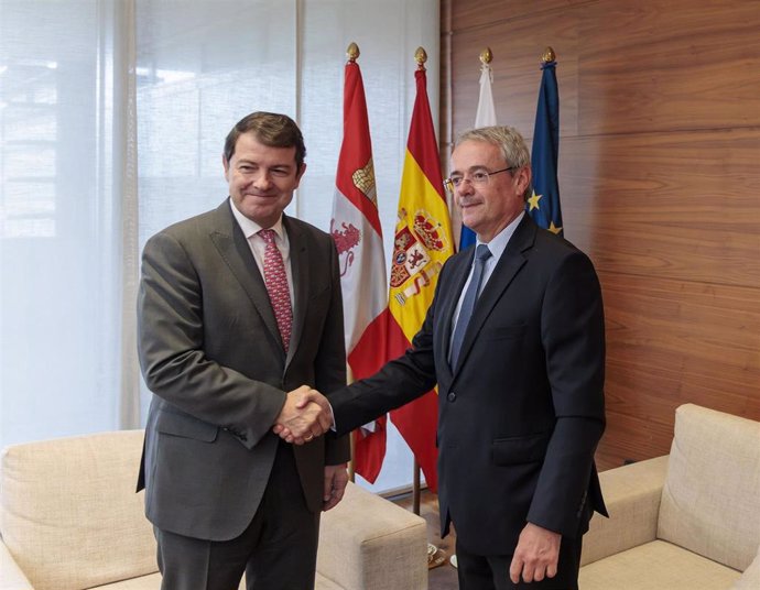 El presidente de CyL (izda) y el embajador de Eslovenia destacan la buena relación comercial de ambos territorios.