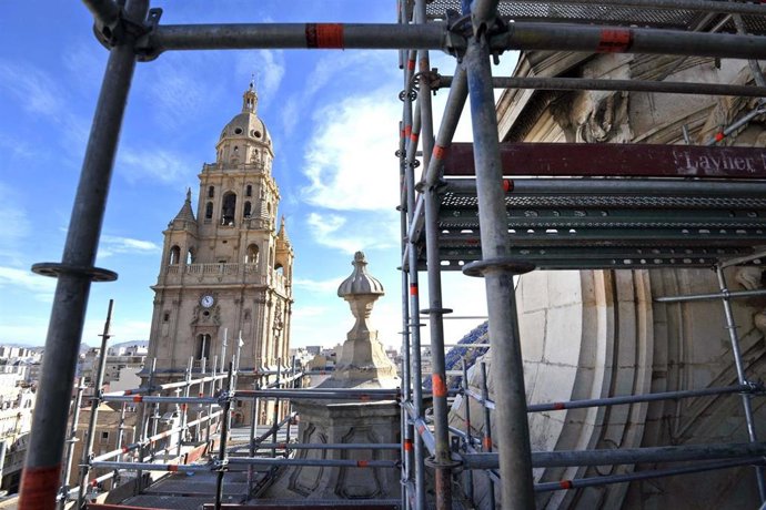 Las visitas guiadas a la fachada de la Catedral de Murcia comenzarán el próximo martes, andamios del imafronte de la Catedral