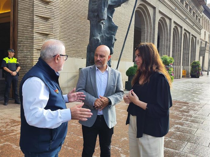 La consejera municipal de Medio Ambiente y Movilidad, Tatiana Gaudes,  presenta la modificación del reglamento del taxi