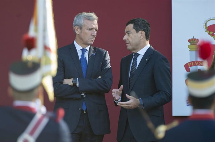 El presidente de la Xunta de Galicia, Alfonso Rueda (i) y el presidente de la Junta de Andalucía, Juanma Moreno (d), durante el desfile del 12 de octubre 'Día de la Fiesta Nacional', en Madrid. (Foto de archivo).
