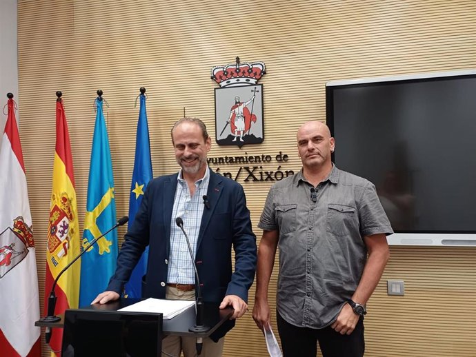 Rueda de prensa del secretario general de la Agrupación Socialista de Gijón y diputado de la Junta General del Principado, Monchu García (dcha), acompañado del concejal del Grupo Municipal Socialista en el Ayuntamiento de Gijón Constantino Vaquero.