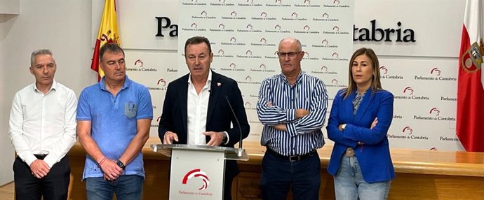 El diputado del PRC y exconsejero de Desarrollo Rural, Guillermo Blanco (centro), con los alcaldes de Guriezo, Ruesga, Arredondo y Medio Cudeyo