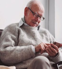 Persona mayor utilizando el móvil