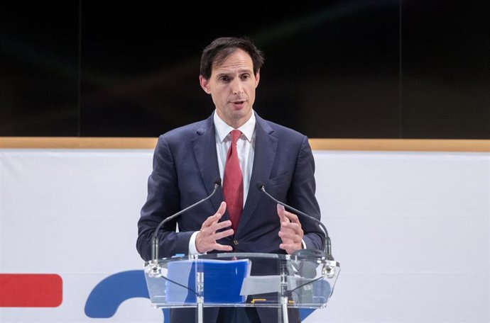 El comisario de Acción por el Clima de la Unión Europea, Wopke Hoekstra, comparece en una rueda de prensa tras su reunión con la vicepresidenta tercera y ministra para la Transición Ecológica y el Reto Demográfico en funciones, Teresa Ribera, en la sede