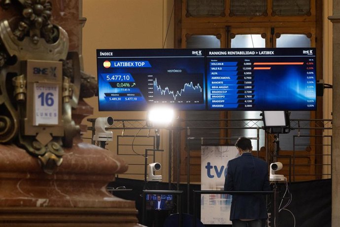 Un panel del Ibex 35, en el Palacio de la Bolsa, a 16 de octubre de 2023, en Madrid (España). 