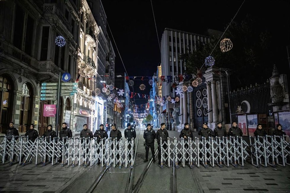 Archivo - Imagen de archivo de las fuerzas de seguridad de Estambul en la calle Istiklal.