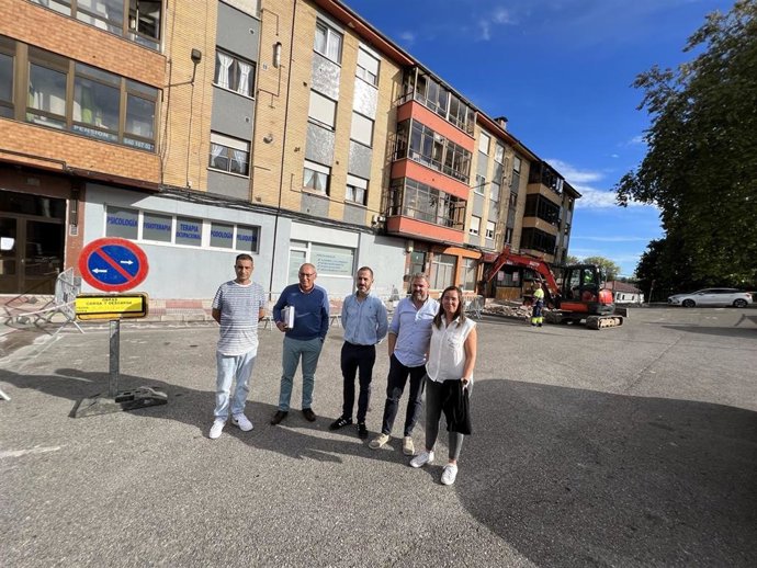 Javier Rodríguez Morán, concejal de Infraestructuras urbanas; Juan Carlo Álvarez López, ingeniero municipal; Ángel García alcalde de Siero; Manuel Martino, representante de la empresa adjudicataria; y Leire Gabilondo Bastida, ingeniera municipal