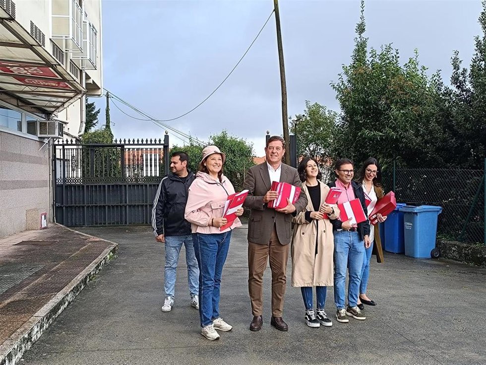 El precandidato a las primarias que el PSdeG celebrará para elegir a su candidato a la Xunta José Ramón Gómez Besteiro a su llegada a la sede de los socialistas gallegos