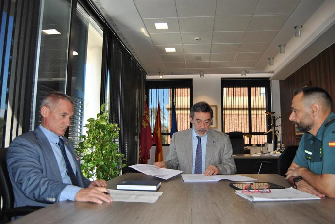 El delegado del Gobierno se ha reunido con el jefe Superior de Policía, Ignacio del Olmo, y el teniente Coronel, jefe interino de la 5 Zona de la Guardia Civil, Diego Mercader