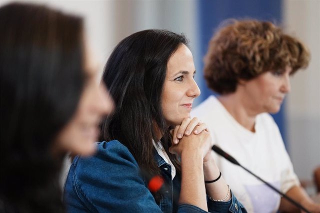 La secretaria general de Podemos y ministra de Derechos Sociales y Agenda 2030, Ione Belarra (c), durante un encuentro con la militancia vasca, a 13 de octubre de 2023, en Bilbao, Vizcaya, Euskadi (España). 