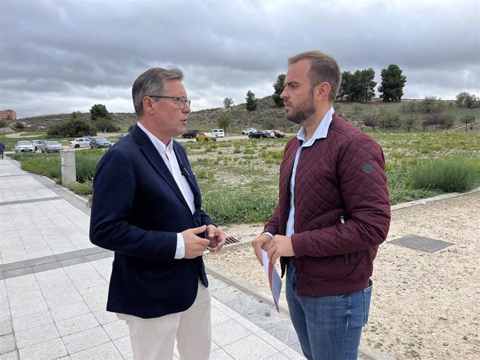 El secretario general del PP de Madrid, Alfonso Serrano, junto al alcalde de Arganda del Rey, Alberto Escribano