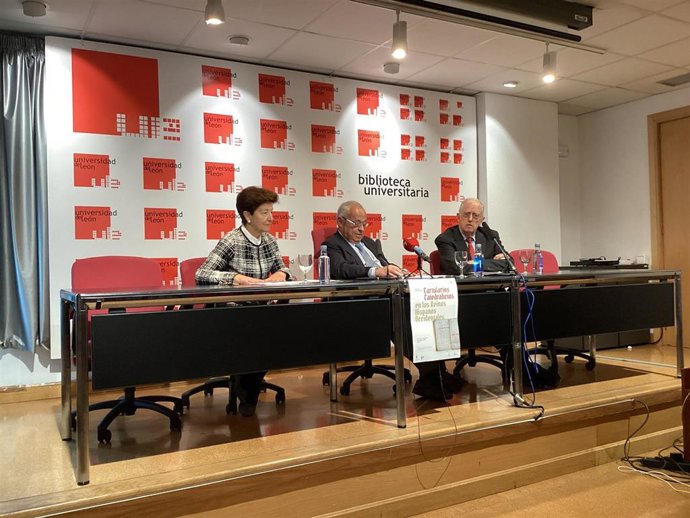El consejero de Cultura y Turismo de la Junta de Castilla y León, Gonzalo Santonja (en el centro), durante la presentación de las conclusiones del Congreso sobre Cartularios celebrado recientemente en León.