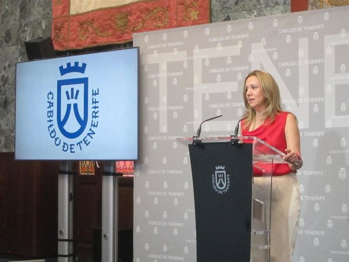 La presidenta del Cabildo de Tenerife, Rosa Dávila, en uan rueda de prensa para hacer balance de sus primeros cien días de mandato