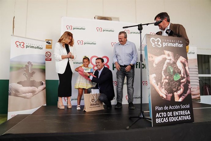 Fundación Primaflor entrega diez becas educativas entre los hijos de sus trabajadores