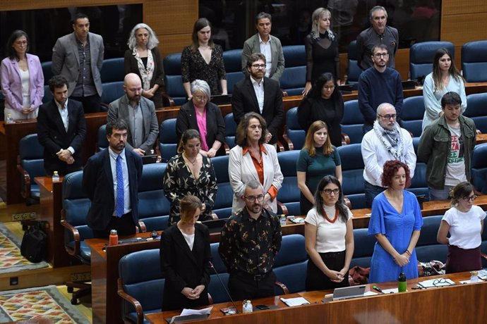 La bancada de Más Madrid guarda un minuto de silencio por la víctimas civiles de Palestina e Israel, además de los dos minutos guardados durante la sesión plenaria en la Asamblea de Madrid.