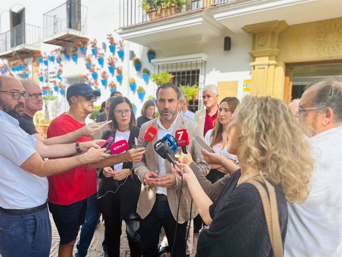 El secretario general del PSOE de Málaga, Daniel Pérez, atiende a los medios en Marbella