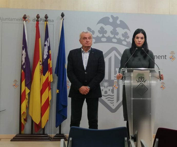 Archivo - La regidora de Vox Palma, Sandra Barceló, en rueda de prensa junto al portavoz, Fulgencio Coll.