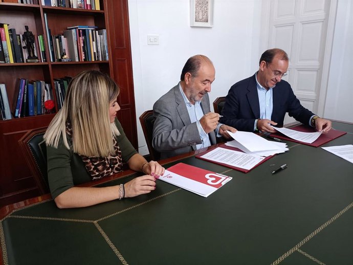 Firma del convenio de Cáritas y el Ayuntamiento de Cáceres para el mantenimiento de los centros de acogida a personas sin hogar