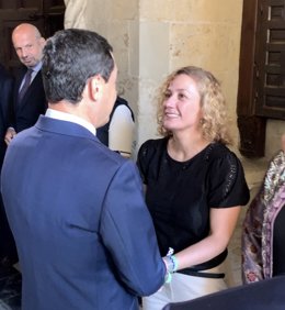 Hornillo conversa con Moreno con ocasión de la visita institucional del presidente de la Junta al Consistorio hispalense.