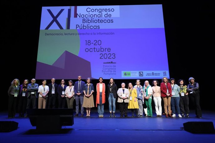 La presidenta de Navarra, María Chivite, junto a la consejera de Cultura, Deporte y Turismo, Rebeca Esnaola, la subdirectora general de Coordinación Bibliotecaria del Ministerio de Cultura y Deporte, Laura Guindal, y participantes en el congreso.