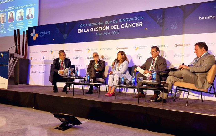 La doctora Lola Alguacil Herreros, directora gerente del Hospital Quirónsalud Marbella, durante su intervención en el Foro Sur de innovación en la gestión del Cáncer celebrado en Málaga y organizado por la Fundación Bamberg.