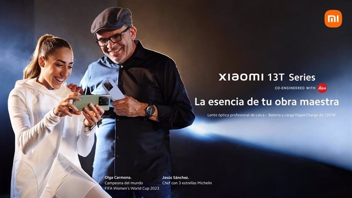 La futbolista Olga Carmona y el chef Jesús Sánchez prueban los nuevos 'smartphones' Xiaomi 13T.