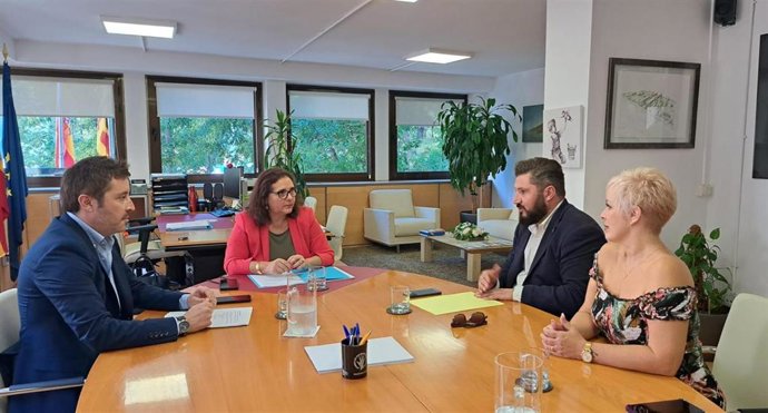 La consellera de Salud, Manuela García, y el director general del Servicio de Salud balear, Javier Ureña, en una reunión con el alcalde de Marratxí, Jaume Llompart, y la regidora de Servicios Sociales e Igualdad, Elvira García.
