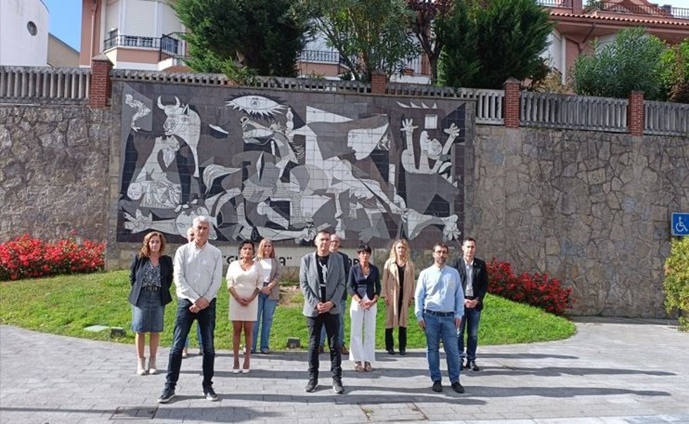 El coordinador general de EH Bildu, Arnaldo Otegi, junto a representantes de la coalición soberanista en distintas instituciones, antes de dar lectura a una declaración sobre el conflicto de Palestina e Israel en Gernika (Bizkaia)