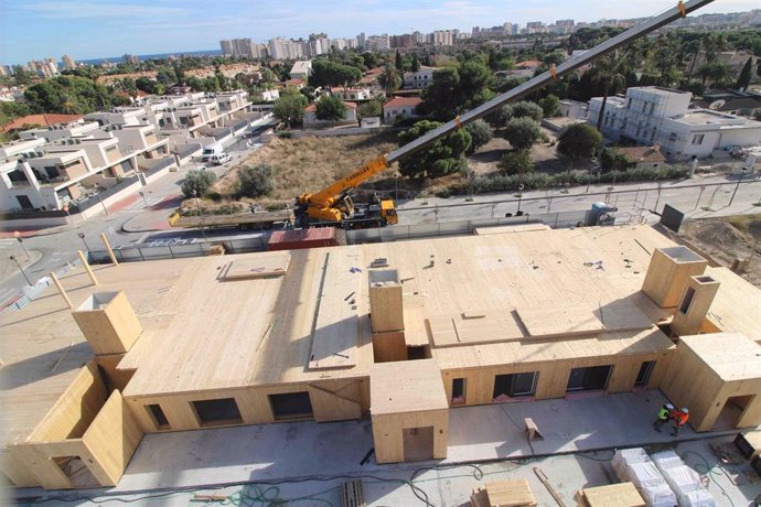 Primera planta de estructura de madera completada en la promoción Fioresta de Aedas Homes en San Juan de Alicante