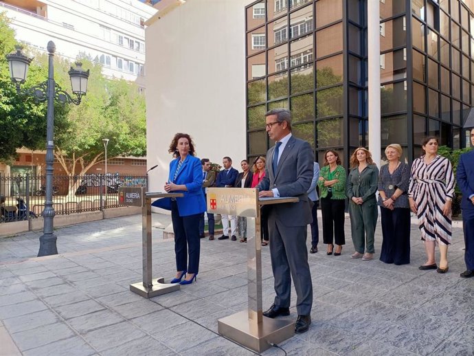 La alcaldesa de Almería, María del Mar Vázquez, y el consejero de Industria, Energía y Minas de la Junta de Andalucía, Jorge Paradela, comparecen ante los medios en la sede de Alcaldía en Almería.