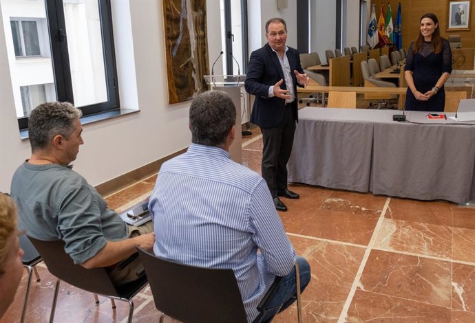 Reunión en la que han participado los alcaldes y técnicos municipales de los ayuntamientos implicados en el Plan de Sostenibilidad Turística en Destino 'Cuenca Minera, lugar por descubrir'.