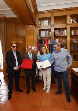 El presidente de las Cortes de Castilla-La Mancha, Pablo Bellido, entrega al CERMI un ejemplar conmemorativo del Estatuto.