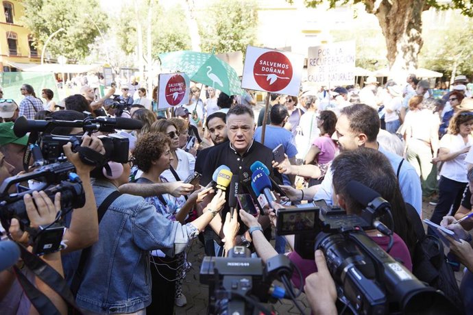 Archivo - El diputado del Grupo Parlamentario Por Andalucía, Juan Antonio Delgado, atiende a los medios de comunicación durante la manifestación 'En defensa de Doñana', a 14 de mayo de 2023 en Sevilla (Foto de archivo).