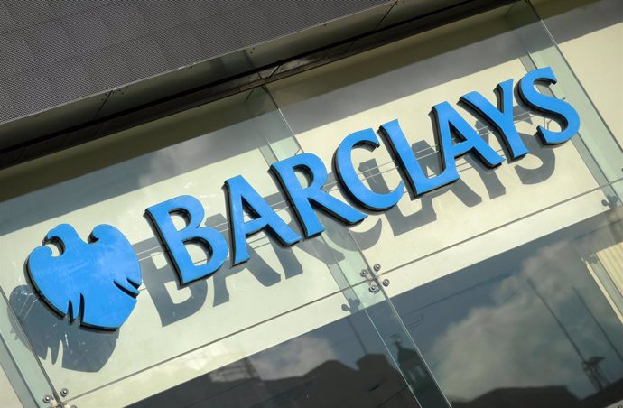 Archivo - FILED - 19 November 2013, United Kingdom, London: A view of the Barclays logo at the entrance to a branch of Barclays bank in London. Photo: Andreas Gebert/dpa