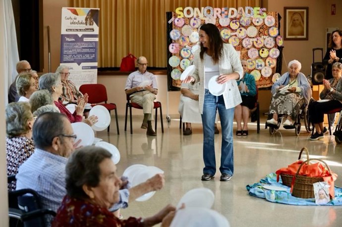 La consejera de Inclusión Social, Juventud, Familias e Igualdad, Loles López, visita a la residencia de personas mayores Nuestra Señora de la Consolación en Sevilla.