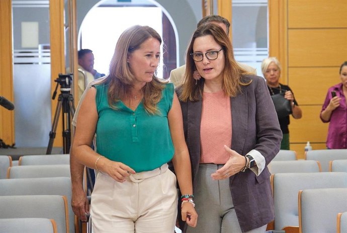 La presidenta del Cabildo de Fuerteventura, Lola García, junto a la consejera de Bienestar Social de Canarias, Candelaria Delgado