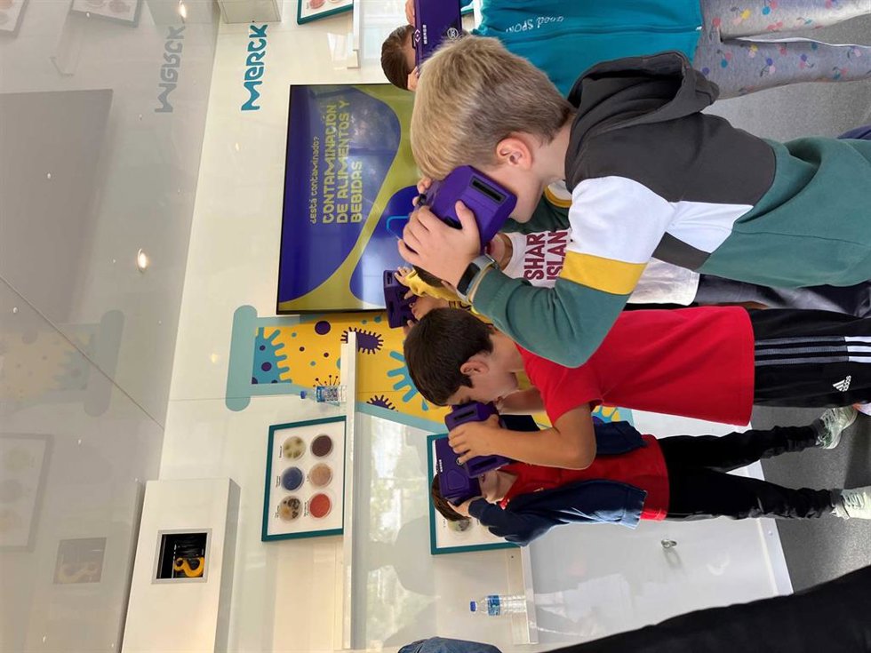 Merck instala en Madrid su laboratorio portátil para despertar el interés en la ciencia de los estudiantes.