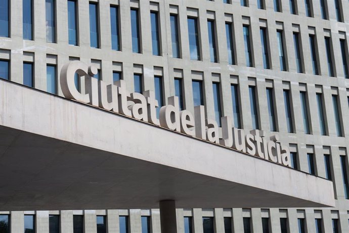 Archivo - Vista de la fachada de la Ciutat de la Justicia, a 2 de agosto de 2023, en Barcelona, Catalunya (España). 
