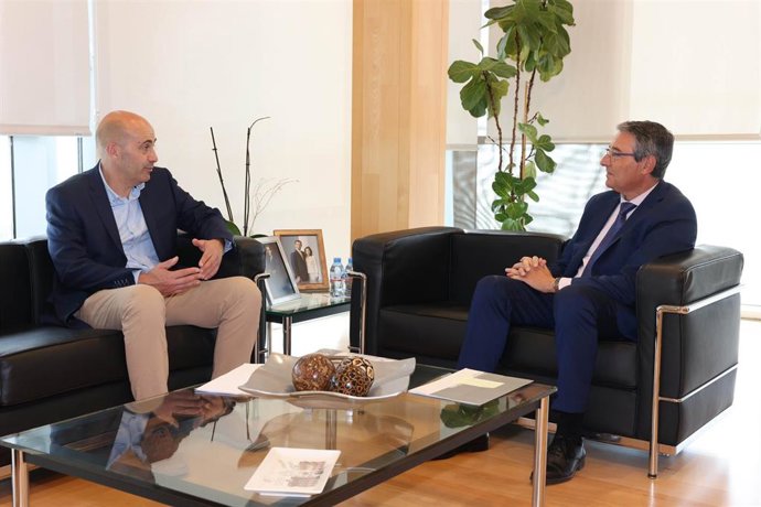 El presidente de la Diputación de Málaga, Francisco Salado, y el alcalde de Archidona, Manuel Almohalla, durante el encuentro que han mantenido este miércoles en la sede de la institución provincial.
