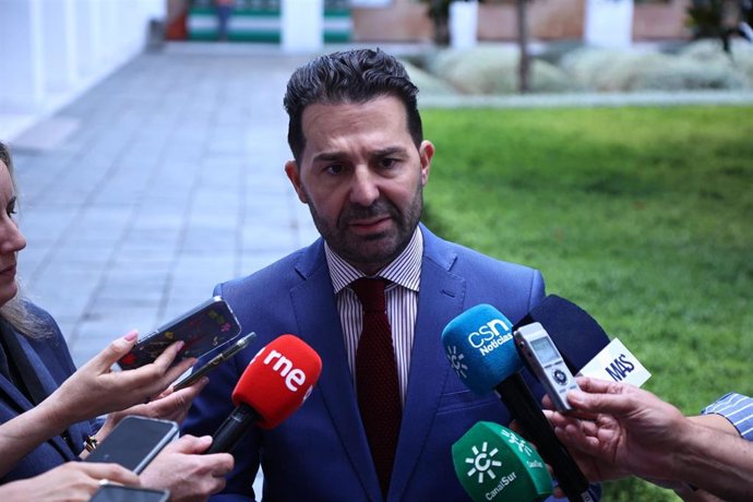 Archivo - Noel López (PSOE-A) atiende a los medios en el Parlamento andaluz. (Foto de archivo).