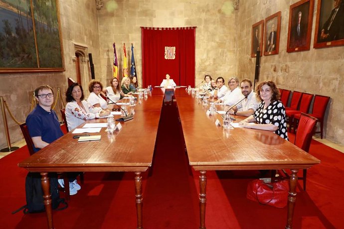 La presidenta del Govern, Marga Prohens, durante la audiencia en Consolat de Mar a los representantes de Foqua.