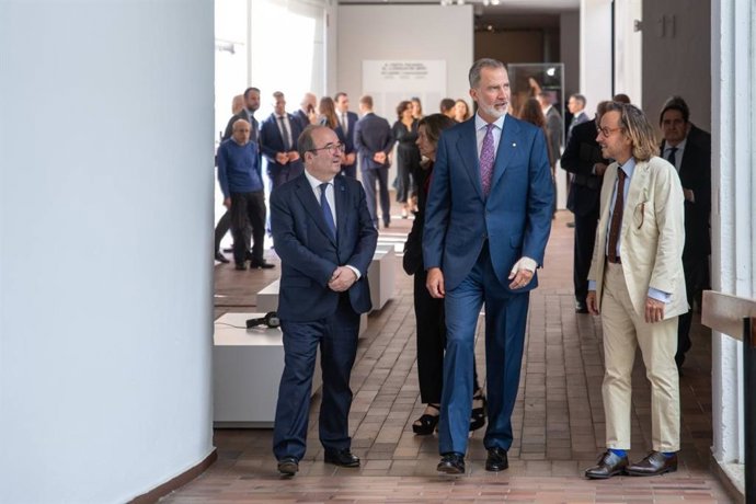 El Rey Felipe VI termina su visita a la exposición 'Miró-Picasso' en la Fundación Miró de Barcelona junto a Miquel Iceta, Joan Punyet y Sara Puig.