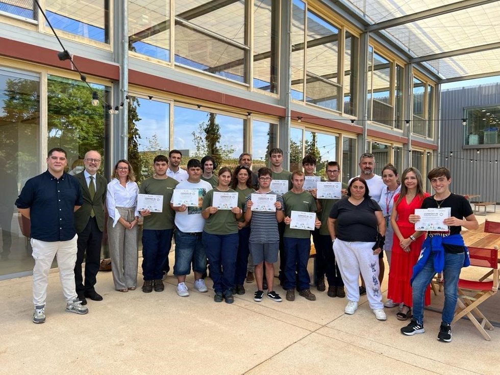 Entrega de los 11 diplomas por el curso de compostaje y debroce vegetal.