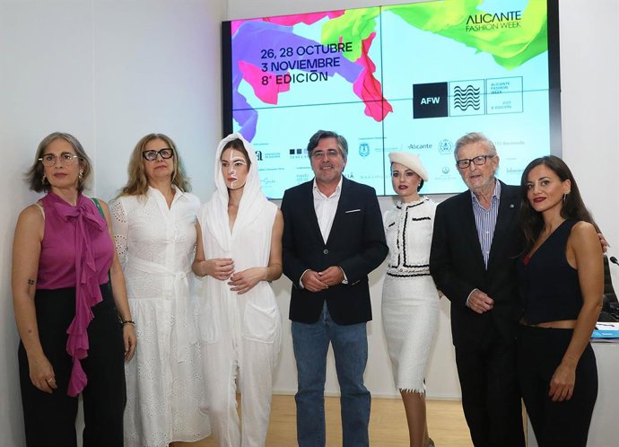 Presentación de la Alicante Fashion Week 2023, con el diputado de Desarrollo Económico, Carlos Pastor, y la directora del evento, Natalia Torres.
