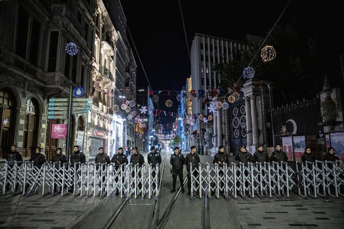 Archivo - Imagen de archivo de las fuerzas de seguridad de Estambul en la calle Istiklal.