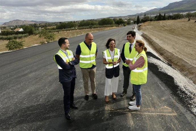 La consejera de Fomento, Articulación del Territorio y Vivienda, Rocío Díaz, en las obras del ensanche de la carretera A-404 entre Coín y Alhaurín El Grande